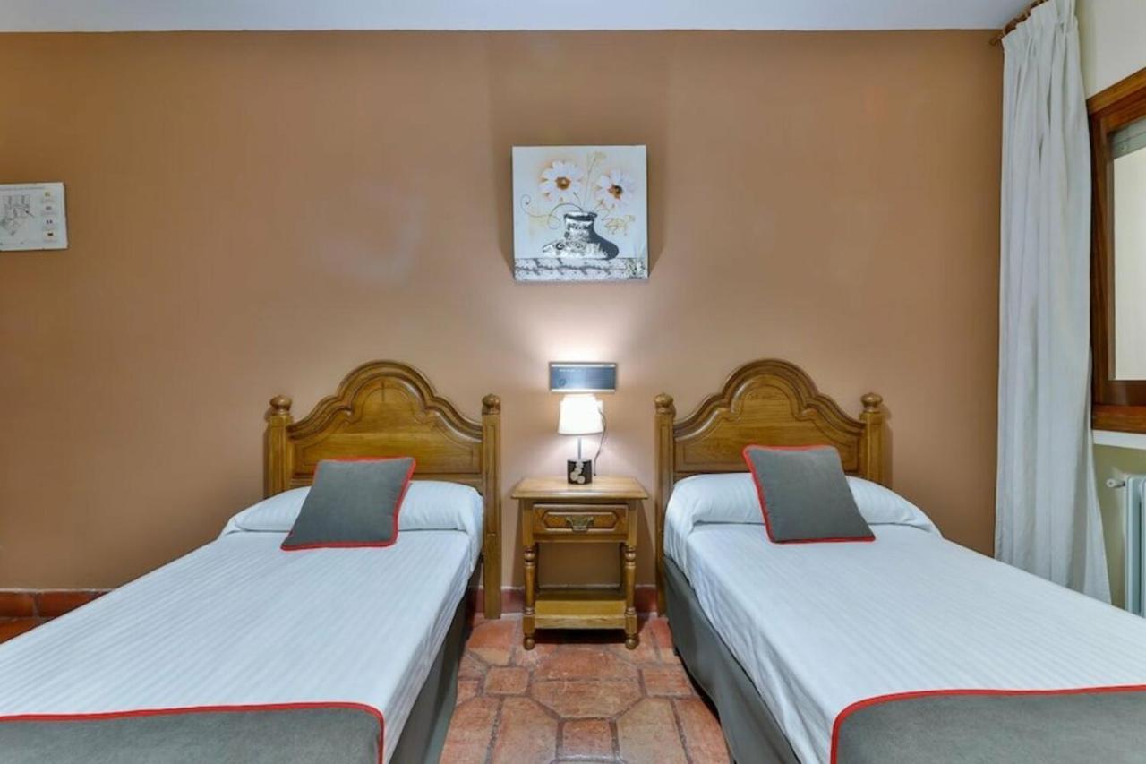 Hostal Alfonso XI Guadalupe  Eksteriør bilde