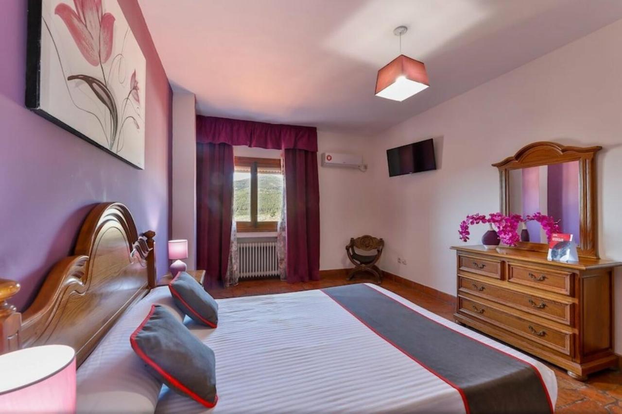 Hostal Alfonso XI Guadalupe  Eksteriør bilde