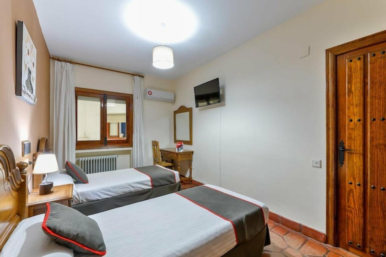 Hostal Alfonso XI Guadalupe  Eksteriør bilde
