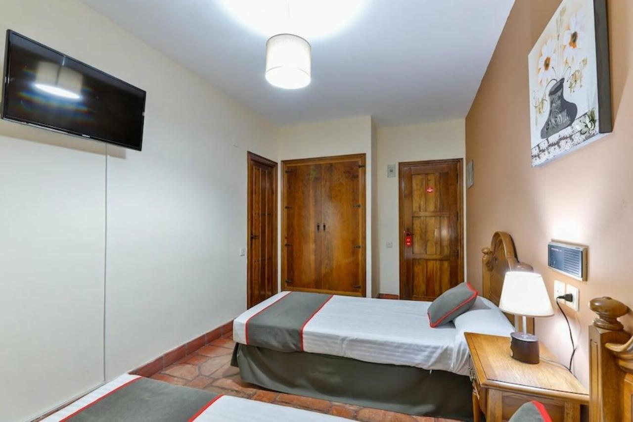 Hostal Alfonso XI Guadalupe  Eksteriør bilde