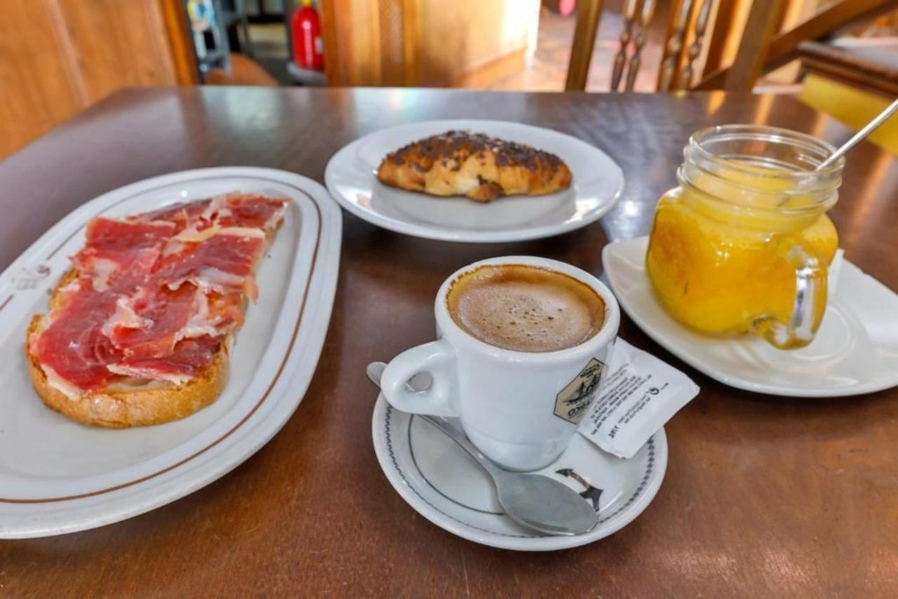 Hostal Alfonso XI Guadalupe  Eksteriør bilde