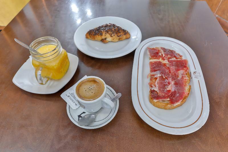 Hostal Alfonso XI Guadalupe  Eksteriør bilde