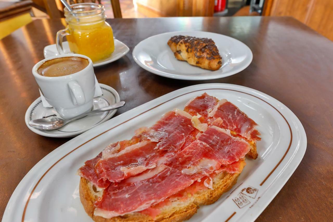 Hostal Alfonso XI Guadalupe  Eksteriør bilde
