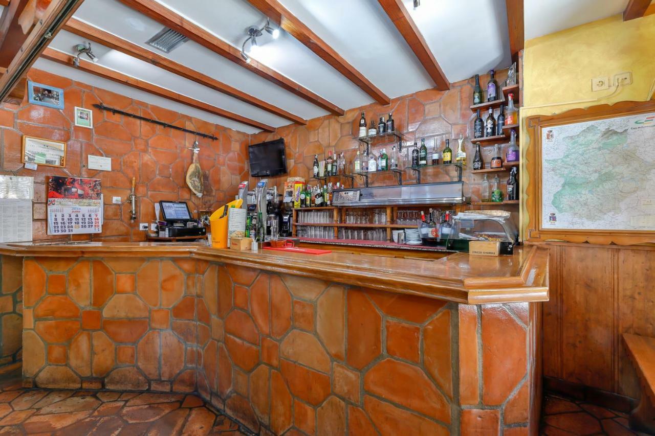 Hostal Alfonso XI Guadalupe  Eksteriør bilde